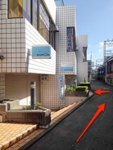 公文教室の向こう側です