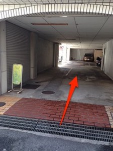 美容室の先にガレージがあります。中へ進んでください