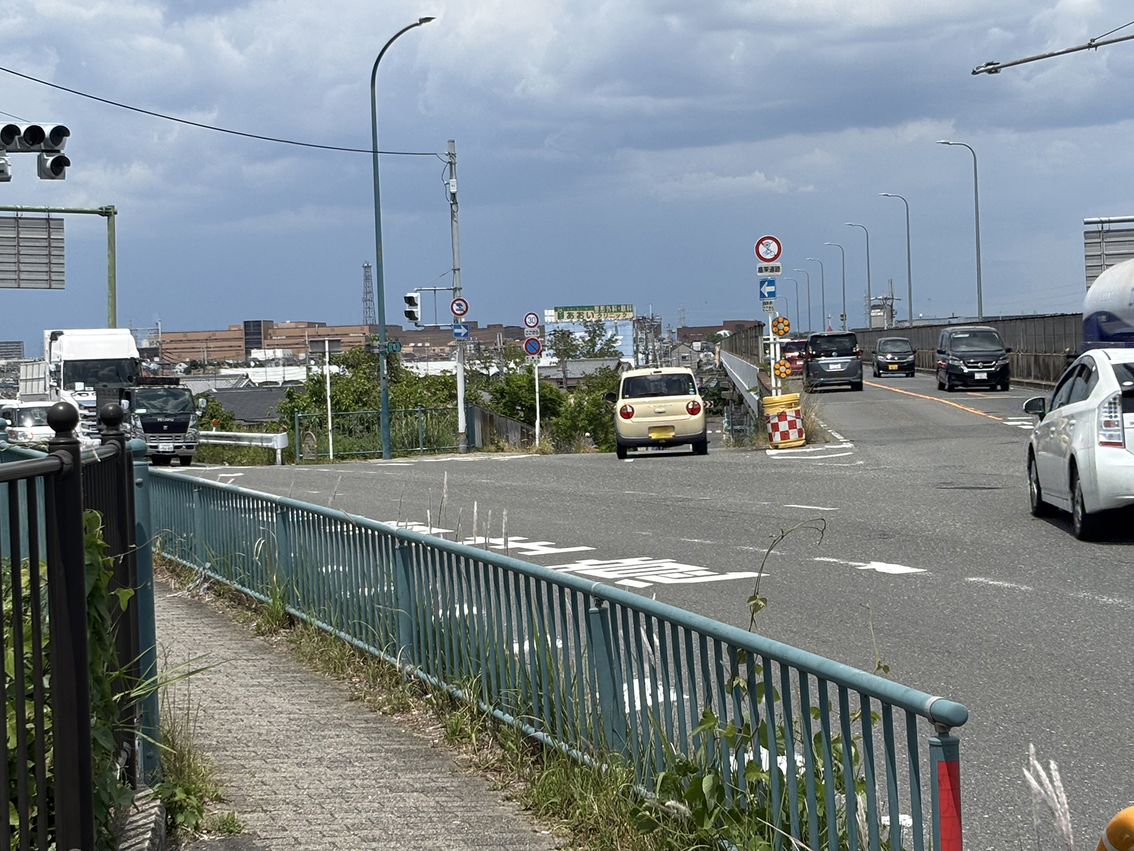 コメダ珈琲の先、「新天の川橋」交差点の左の側道を降りる