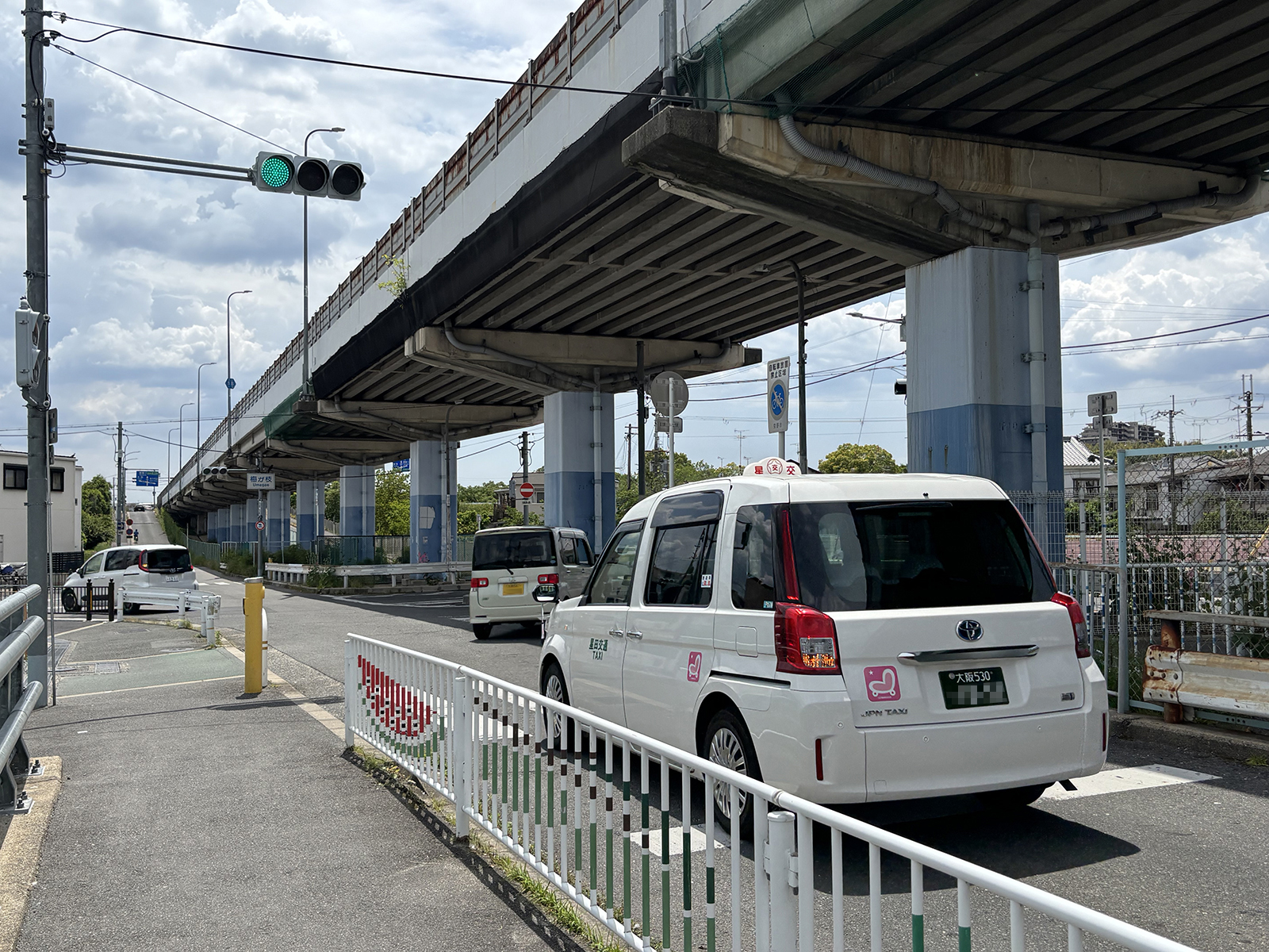 踏切を渡って、梅ヶ枝交差点の(変更点)信号を右折